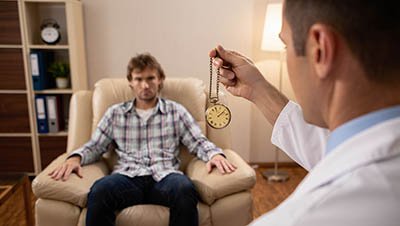 Гипнотерапия от алкоголизма Пациент на сеансе гипноза