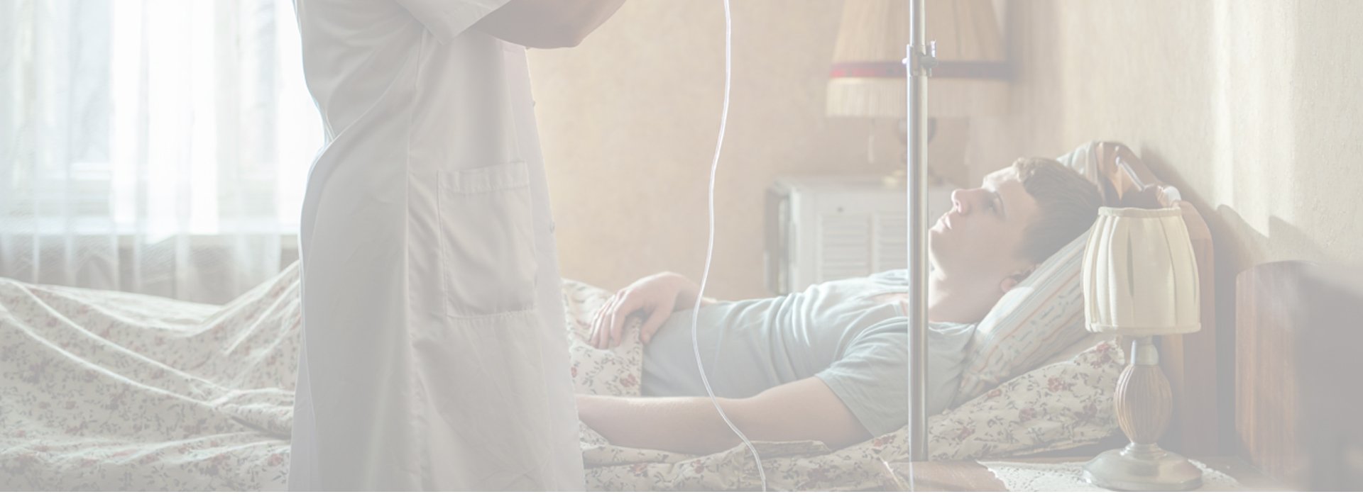 Врач на дому ставит капельницу